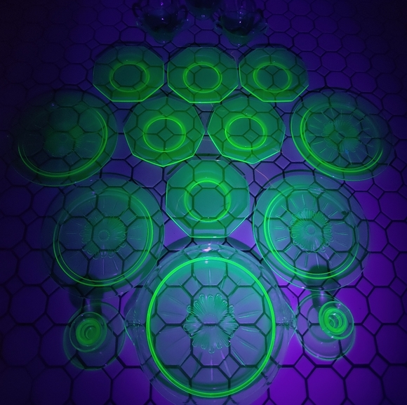 Uranium glass pieces - Picture 5 of 9